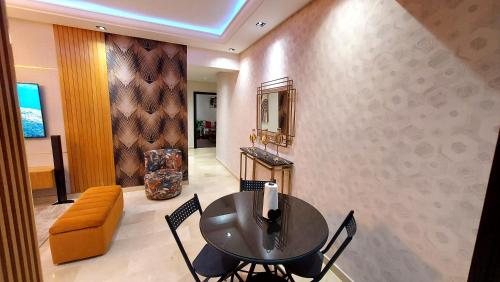 luxury apartment of 80m2 opposite HASSAN 2 MOSQU and SEA , near downtwn from family , INTERDIT COUPLES ARAABIC NON MARIÈ, FORBIDDEN UNMARRIED ARAABIC COUPLES , basement car park FREE, Casablanca (photo 6)