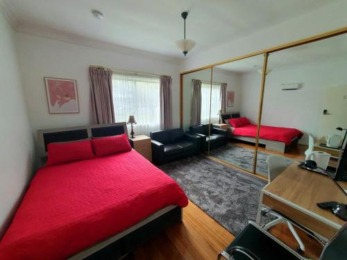 Holiday House in Sunbury Centre in Sunbury