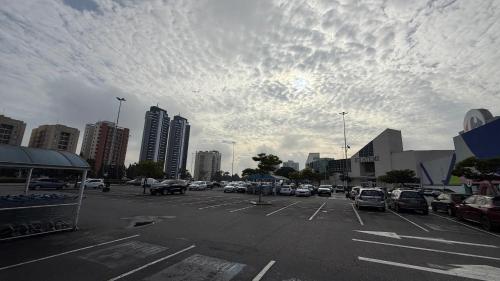 Suíte com espaço compartilhado ao lado do shopping, BOS, Centro