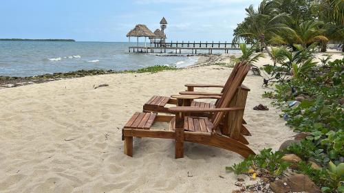 Alrededores, Palm & Pelican in Maya Beach