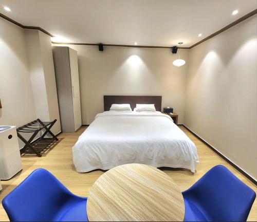 room detail thumbnail 0