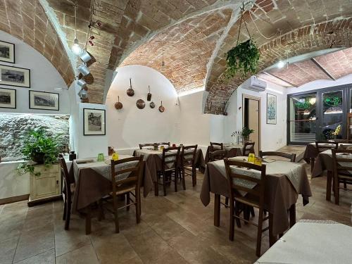 Restorāns, Tuscany - Romantic Getaway in Montecatini Val Di Cecina