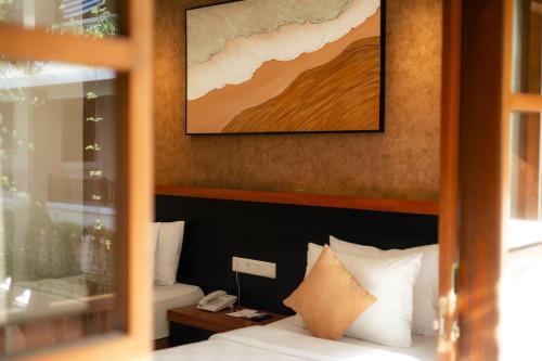 Deluxe Double or Twin Room with Pool View  image 8