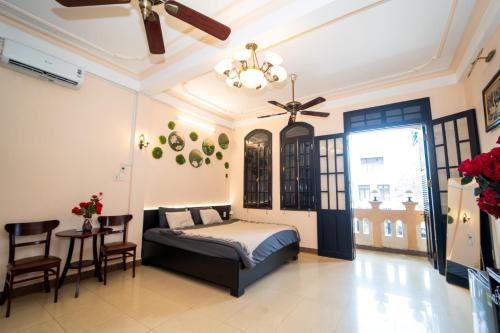 Double Room with Balcony image 7