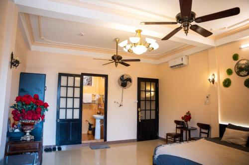 Double Room with Balcony image 3