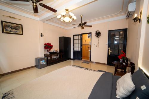 Double Room with Balcony image 4