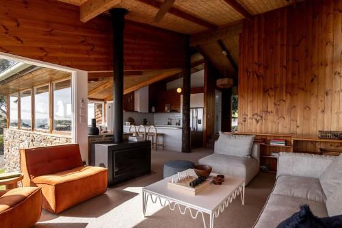 Coastal Tree House- Short Stroll to Beach