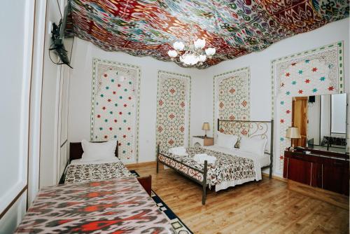 1 queen bed, 1 twin bed