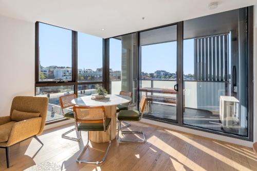 Two-Bedroom Apartment with Balcony room in Collingwood Cool 2-Bed Balcony Gym Rooftop
