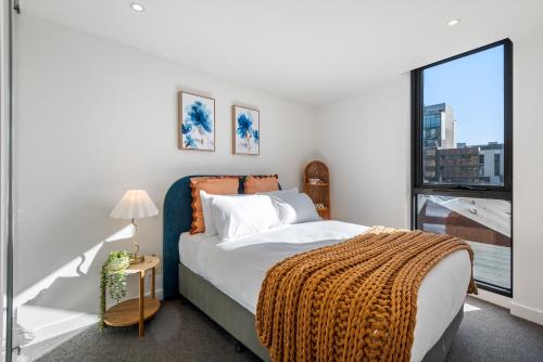 Collingwood Cool 2-Bed Balcony Gym Rooftop - image 4