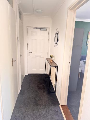 OG Premium Stay - Stylish 1-Bedroom Apartment with Sofa Bed, Netflix, Wi-Fi & Free Parking - Near Ho in Ravensthorpe
