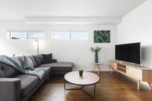 2BR Split Level with FREE Parking Near Puckle St, Мельбурн