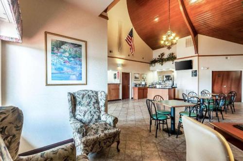 Econo Lodge Inn & Suites in Middletown, USA
