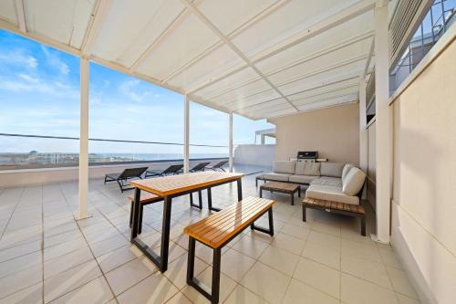 Two-Bedroom Apartment with Sea View image 10