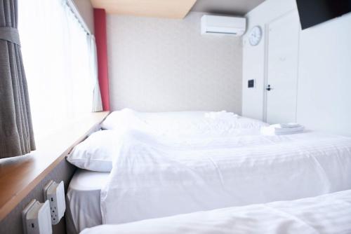 Quadruple Room with Private Bathroom image 9