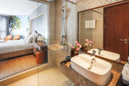 room detail thumbnail 2