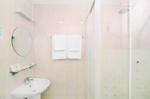Queens Park Hotel, London (photo 2)