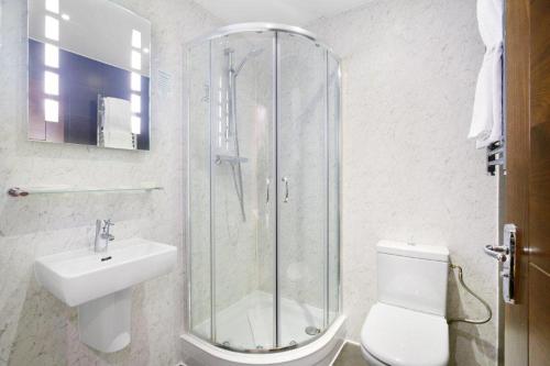 Bathroom, Queens Park Hotel in London