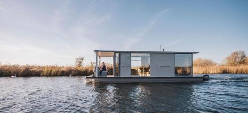  AquaHome - NP de Biesbosch - Bijzonder overnachten op een houseboat! in Werkendam