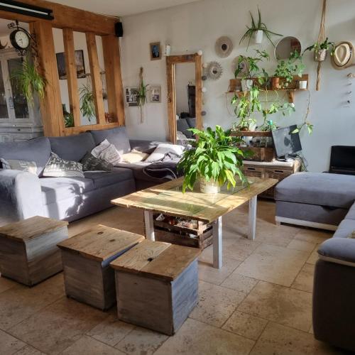 Chambre et animaux de la ferme in La Ferte-Frenel