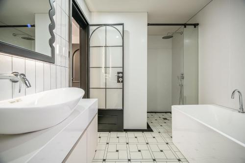 EHUB - Spacious Apartment with Bund View in Yaojiang Garden, Shanghai (foto 7)
