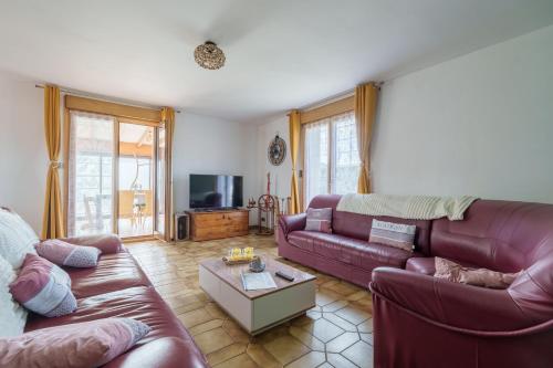 Koplietošanas atpūtas telpa ar TV, L'intemporel - Grand Jardin avec Piscine in Ramonchamp
