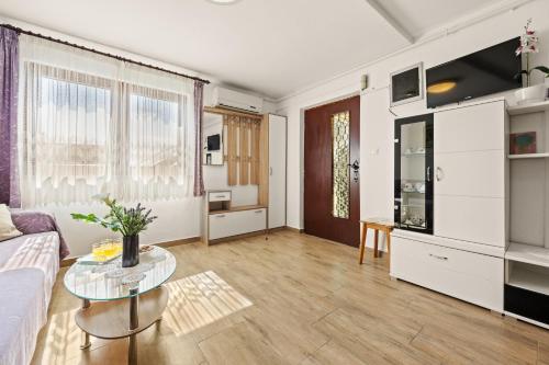 Apartment image 6