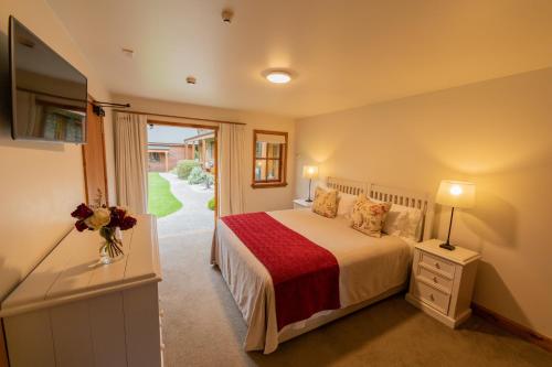 Two-Bedroom Cottage image 4