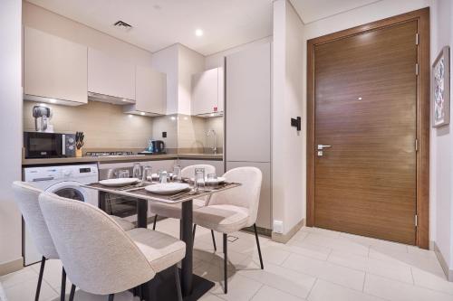 STAY BY LATINEM Luxury 1BR Holiday Home CVR A901 near Downtown, Dubai (Foto 4)