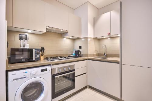 STAY BY LATINEM Luxury 1BR Holiday Home CVR A901 near Downtown, Dubai (Foto 8)