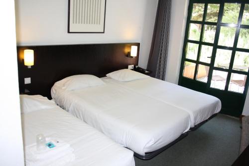 3 twin beds