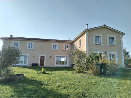Le Clos de Bourdeilles chambre 1 avec wifi in Μπραντόμ