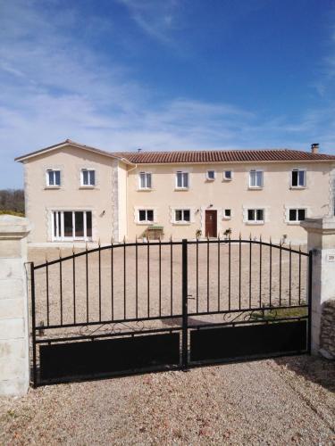 Le Clos de Bourdeilles chambre 1 avec wifi in Μπραντόμ