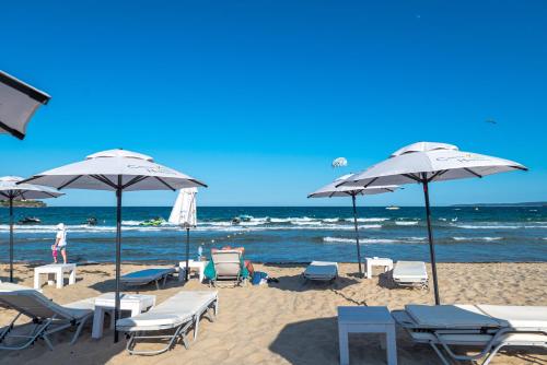 Апартаменти с чадъри и шезлонги на плажа - Свети Никола Каваците, Sozopol