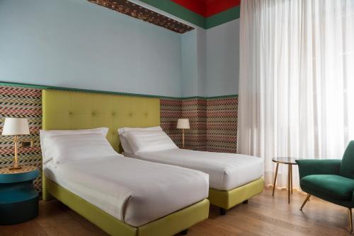 1 queen bed, 1 twin bed