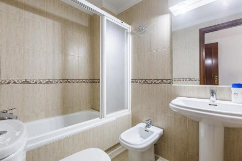 A&N Spacious Terrace Family Apartment Downtown - image 3