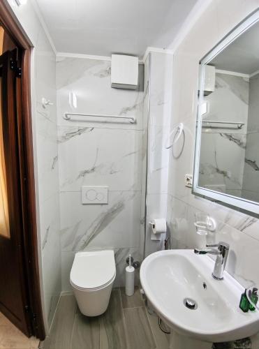 Double Room image 6