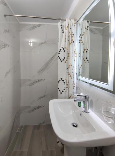 Deluxe Double Room (2 Adults + 1 Child) image 6