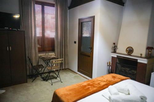 Deluxe Double Room image 6