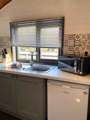 Otter 2 Lodge - Private Hot Tub- Dog Friendly - Wiltshire-Bristol 5