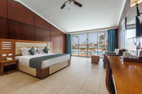 Sunrise Alora Aqua Park Resort in الأحياء