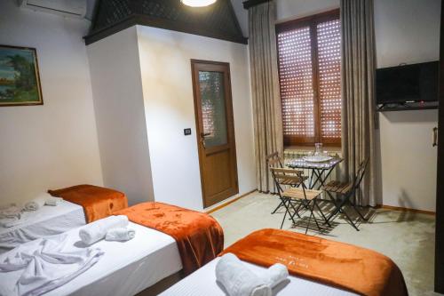 Deluxe Triple Room image 2