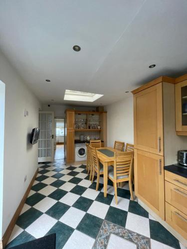 Superb Triple Room near Airport - 1 Superb Triple Room near Airport - 1