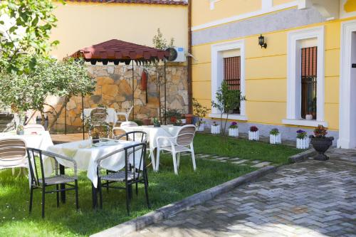 Deluxe Double Room (2 Adults + 1 Child) image 7
