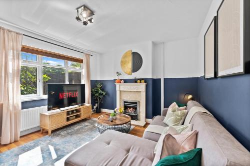 Modern 3-Bedroom House in the Heart of Windsor, Windsor