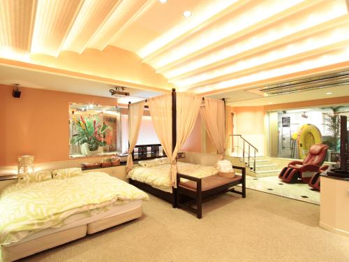 room detail thumbnail 1