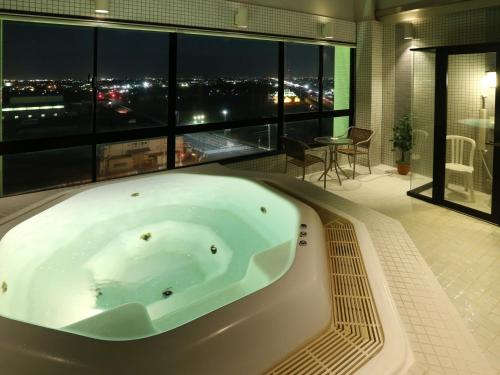 room detail thumbnail 2