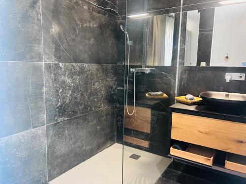 Zuhanyzó, Maison T5 avec piscine T5chambres Annecy in Cran-Gevrier