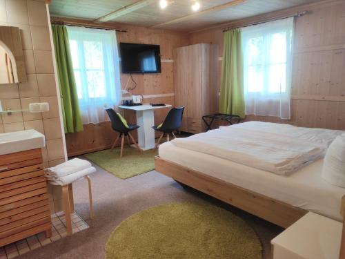1 queen bed