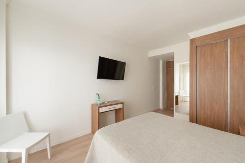 Double or Twin Room with Terrace image 5